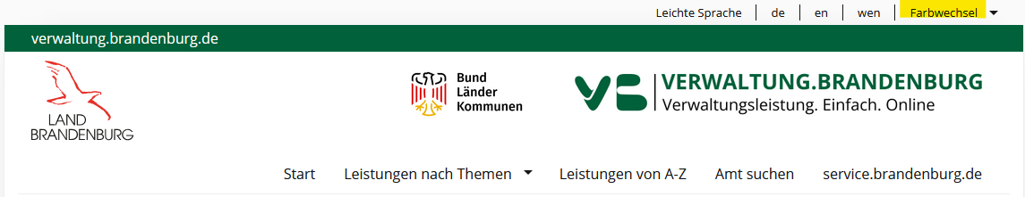 Das Bild zeigt einen Ausschnitt der Startseite vonverwaltung.brandenburg.de. Am rechten oberen Seitenrand stehen, gefolgt von einem Pipe-Zeichen und dem Wort Farbwechsel. Das Wort Farbwechsel ist farblich hervorgehoben. Hinter dem Wort befindet sich ein Icon, das einen Pfeil nach unten darstellt. Darunter folgt ein grüner Balken, auf dem linksbündig verwaltung.brandenburg.de steht. Darunter folgt links die Wort-Bild-Marke, bestehend aus einem roten Adler und den Worten Land Brandenburg. Darunter folgt rechtsbündig das Hauptmenü mit den Menüpunkten Start ,Leistungen nach Themen, Leistungen von A-Z, Zuständige Stellen, service.brandenburg.de. Darunter folgt linksbündig der Ariadnefaden mit dem Inhalt: Sie sind hier Doppelpunkt, gefolgt von Icon Pfeil nach rechts und dem Wort Start. 